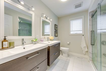 Main Bath - 2946 Duncairn Dr., Mississauga at 2946 Duncairn Drive, Central Erin Mills, Mississauga