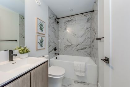 Main Bath - 13 - 20 Lou Parsons Way, Mississauga at 13 - 20 Lou Parsons Way, Port Credit, Mississauga