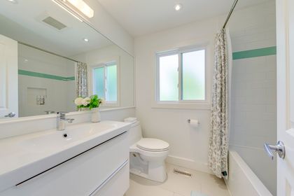Main Bath - 165 Arichat Rd., Oakville at 165 Arichat Road, 1006 - FD Ford, Oakville