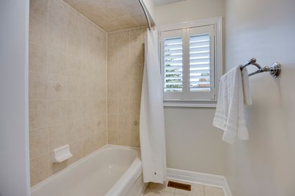 Semi-Ensuite/Main Bath - 1517 Craigleith Rd., Oakville at 1517 Craigleith Road, JC Joshua Creek, Oakville