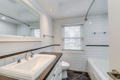 4pc Main Bath - 120 Blyth Cres,, Oakville at 120 Blyth Crescent, 1006 - FD Ford, Oakville