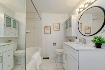 4pc Main Bath - 741 Queensbridge Dr., Mississauga at 741 Queensbridge Drive, Creditview, Mississauga