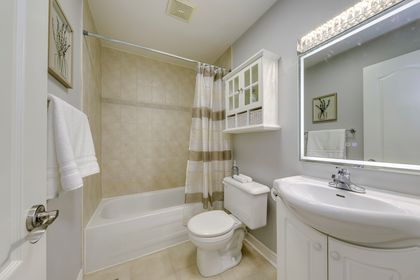 4pc Main Bath - 28 Osborne Cres,, Oakville at 28 Osborne Crescent, 1003 - CP College Park, Oakville
