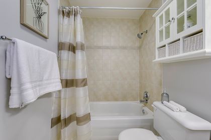 4pc Main Bath - 28 Osborne Cres,, Oakville at 28 Osborne Crescent, 1003 - CP College Park, Oakville