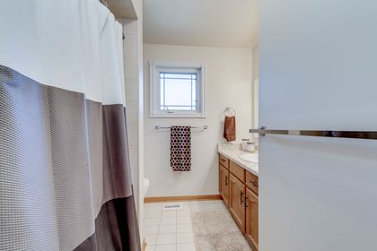 4pc Main Bath - 1332 Greenwood Cres., Oakville at 1332 Greenwood Crescent, 1004 - CV Clearview, Oakville