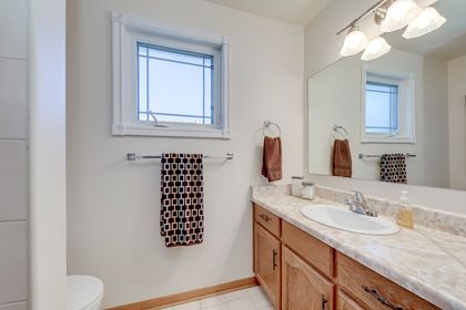 4pc Main Bath - 1332 Greenwood Cres., Oakville at 1332 Greenwood Crescent, 1004 - CV Clearview, Oakville