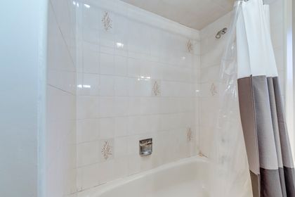 4pc Main Bath - 1332 Greenwood Cres., Oakville at 1332 Greenwood Crescent, 1004 - CV Clearview, Oakville