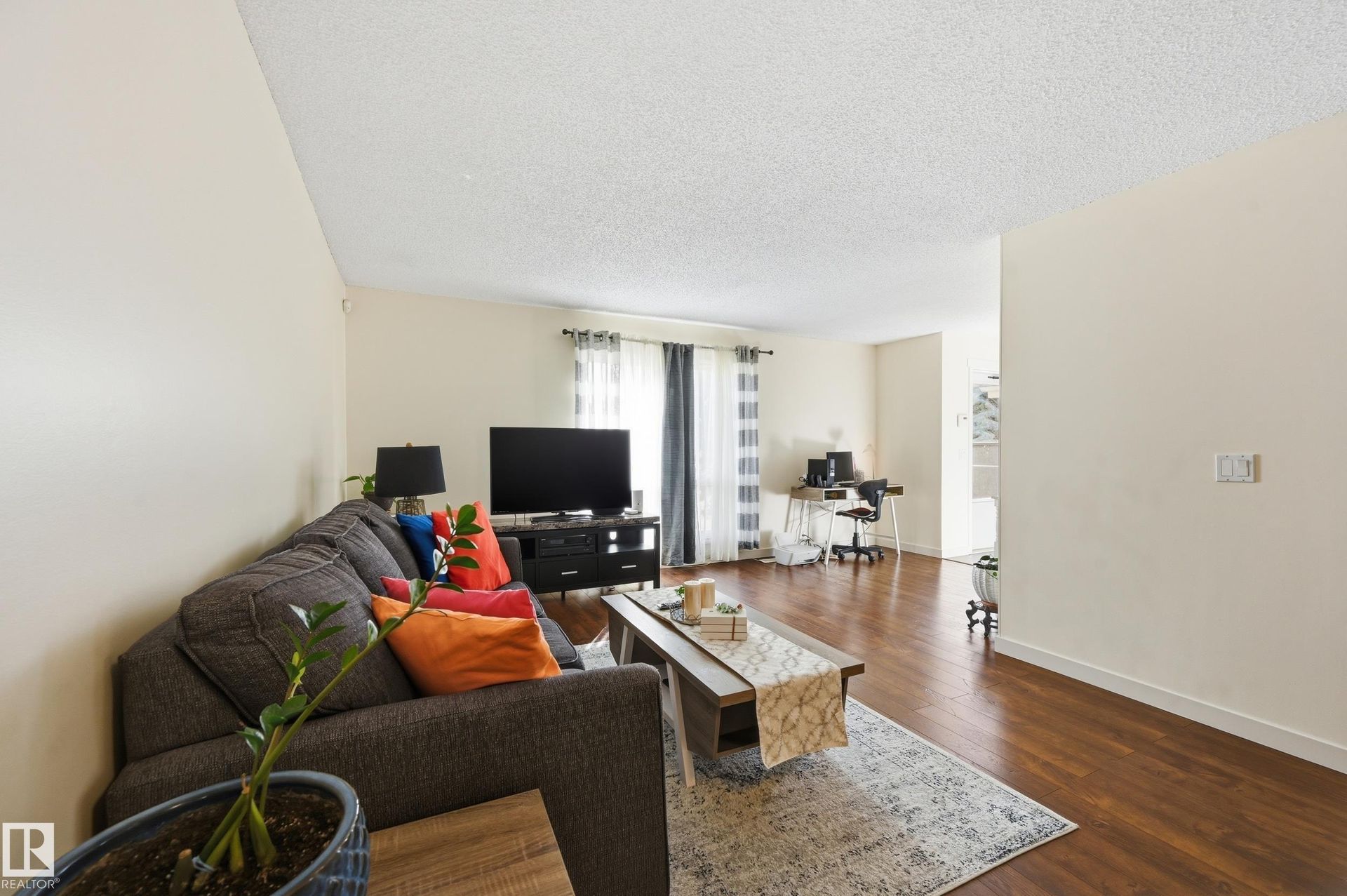 18424 96a Avenue NW, La Perle, Edmonton