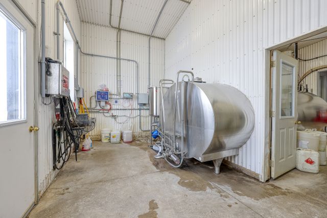 img_4907_178-42 at 1011 Bornish Drive Parkhill