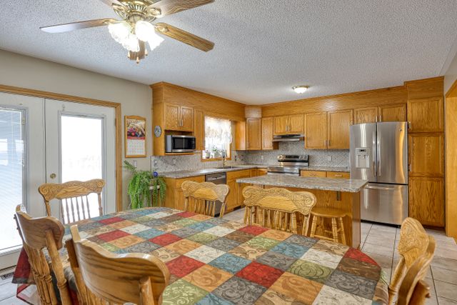 img_5060_228-71 at 1011 Bornish Drive Parkhill