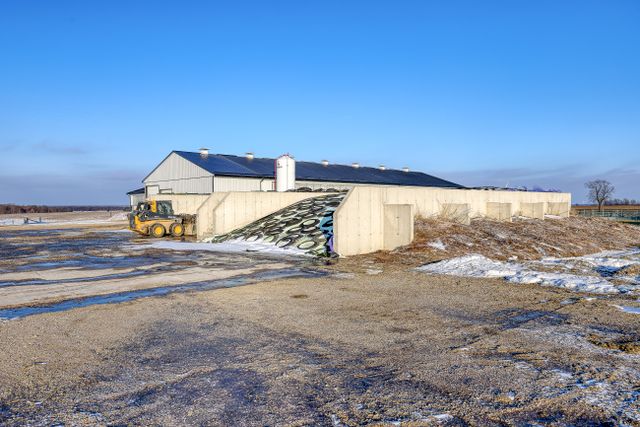 img_5202_264-106 at 1011 Bornish Drive Parkhill