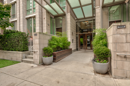 Front Entrance at 1001 - 1055 Richards Street, Yaletown, Vancouver West