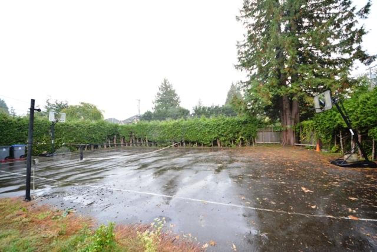 stenniscourt at 15685 112th Ave