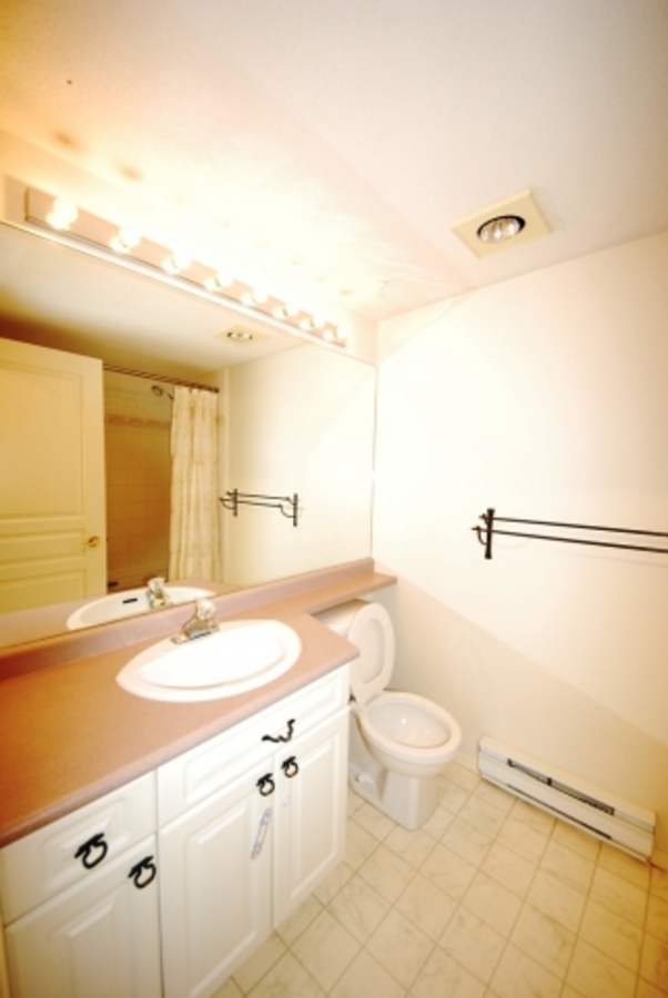 6.jpg at 409 - 13939 Laurel Dr, Whalley, Surrey