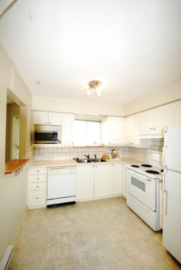 8.jpg at 409 - 13939 Laurel Dr, Whalley, Surrey
