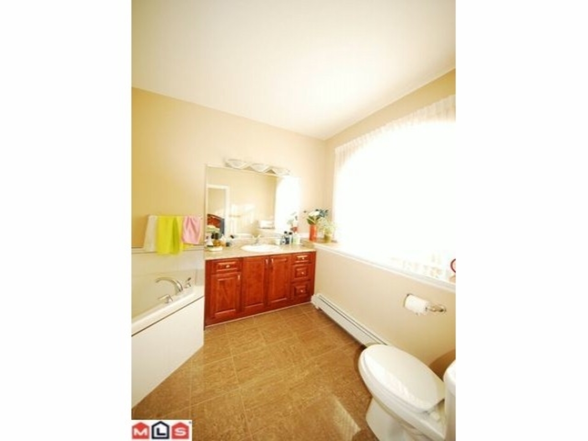 c6.jpg at 13477 98th Ave, Whalley, Surrey