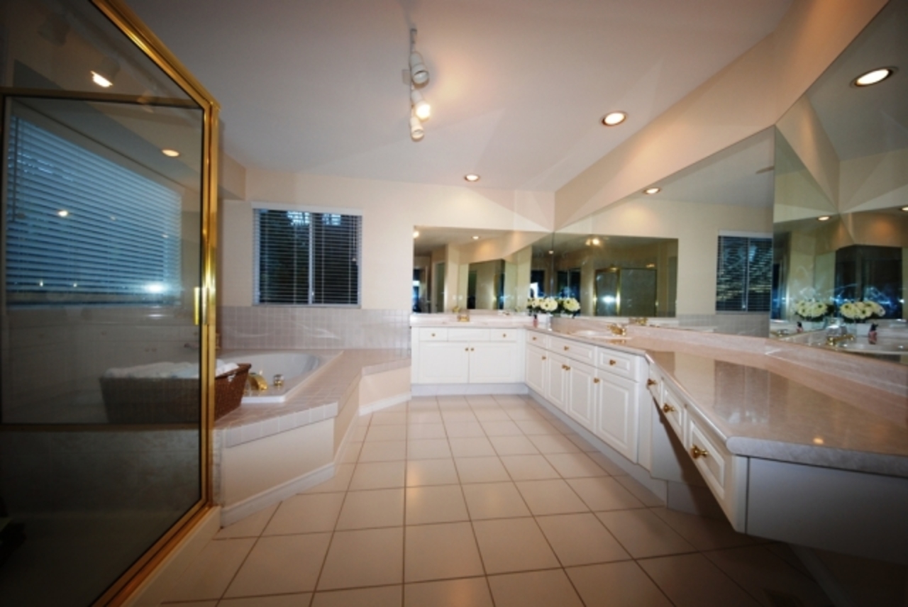 pmasrerbath.jpg at 1560 Pinitree Way, Westwood Plateau, Coquitlam