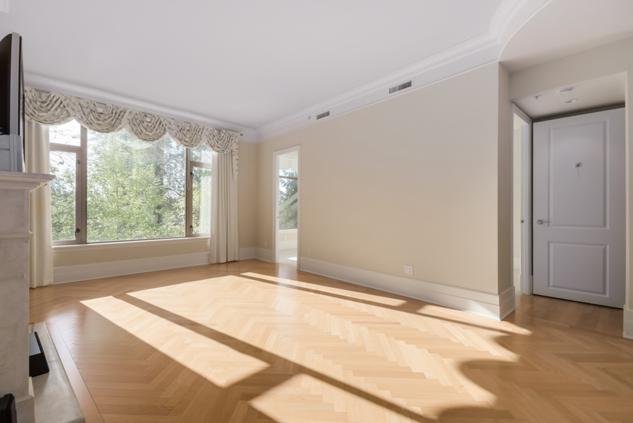 mini03 at 201 - 540  Crescent, Park Royal, West Vancouver mini03 at 201 - 540  Crescent, Park Royal, West Vancouver