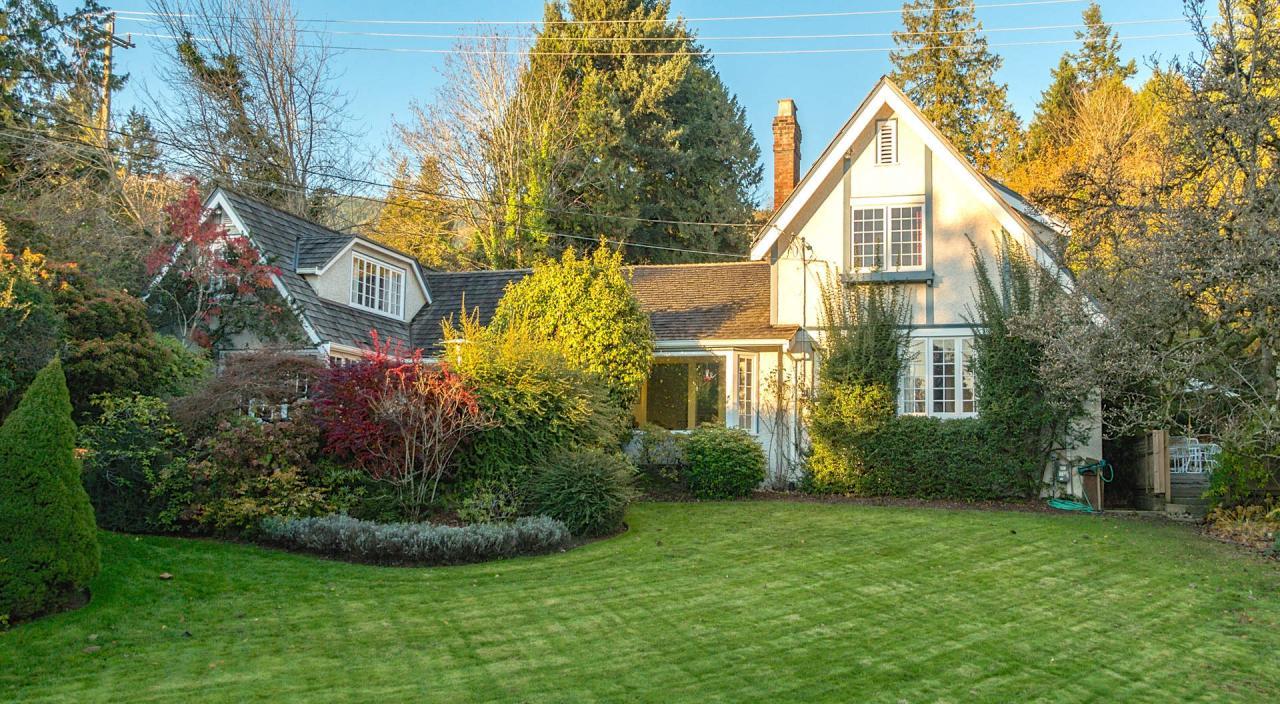 Backyard at 2881  Avenue, Altamont, West Vancouver Backyard at 2881  Avenue, Altamont, West Vancouver