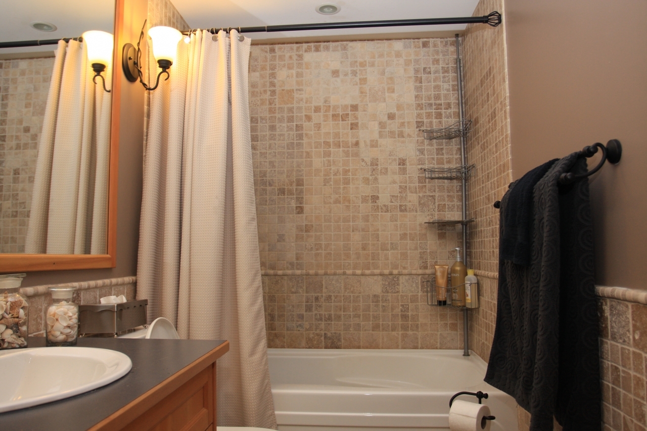 Bath at 102 - 105 Kings Road, Upper Lonsdale, North Vancouver