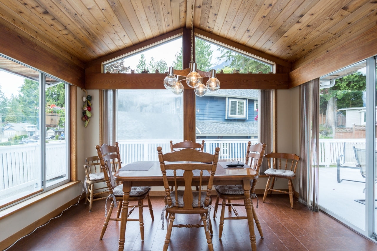 Eating Area at 4736 Highland Boulevard, Canyon Heights NV, North Vancouver