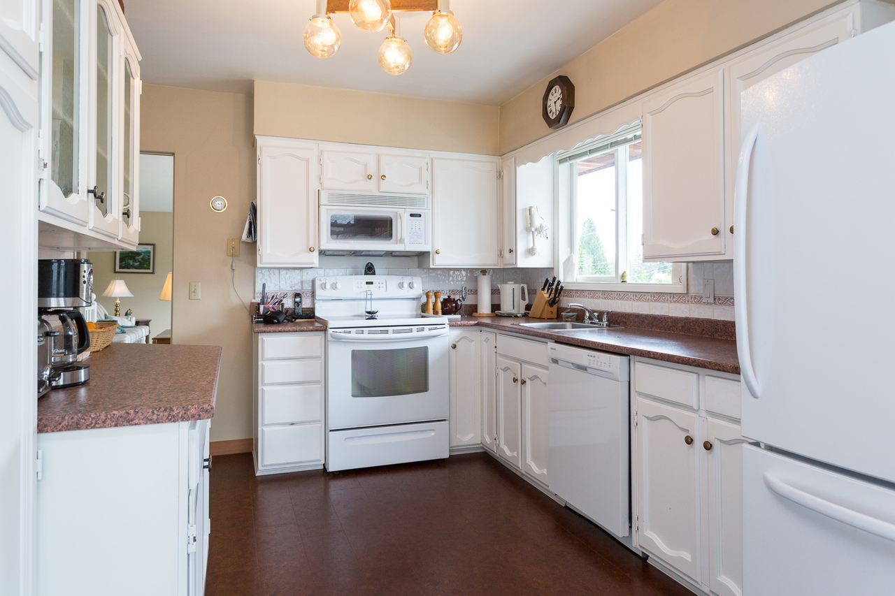 Kitchen at 4736 Highland Boulevard, Canyon Heights NV, North Vancouver