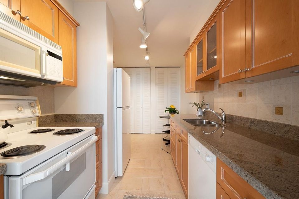 1480-duchess-avenue-ambleside-west-vancouver-11 at 1202 - 1480 Duchess Avenue, Ambleside, West Vancouver