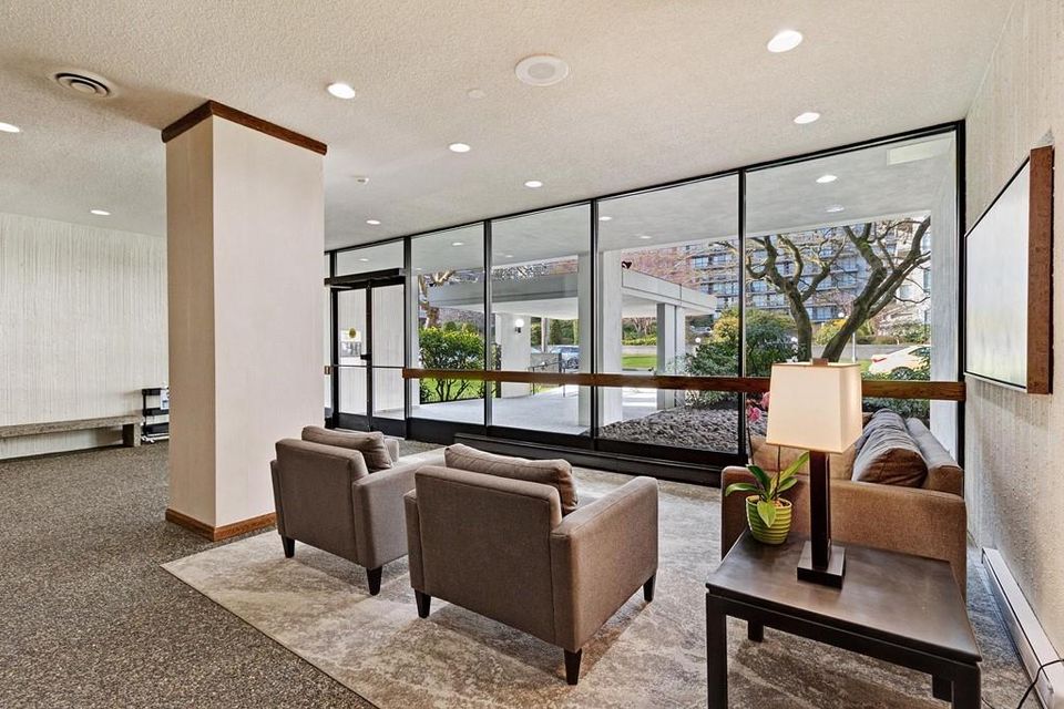 179_r2563558_02 at 1202 - 1480 Duchess Avenue, Ambleside, West Vancouver