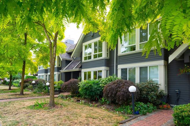 209-e-6th-street-lower-lonsdale-north-vancouver-02 at 102 - 209 E 6th Street, Lower Lonsdale, North Vancouver