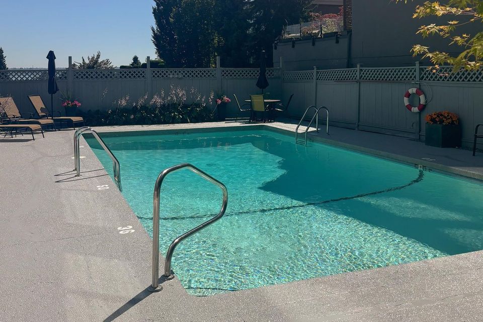 1730-duchess-avenue-ambleside-west-vancouver-10 at 404 - 1730 Duchess Avenue, Ambleside, West Vancouver