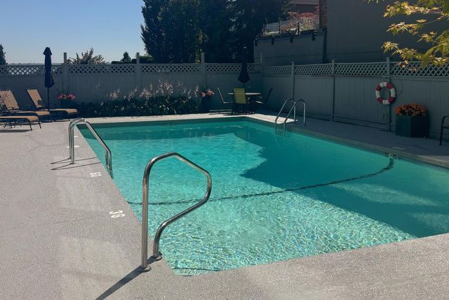 1730-duchess-avenue-ambleside-west-vancouver-10 at 404 - 1730 Duchess Avenue, Ambleside, West Vancouver 1730-duchess-avenue-ambleside-west-vancouver-10 at 404 - 1730 Duchess Avenue, Ambleside, West Vancouver