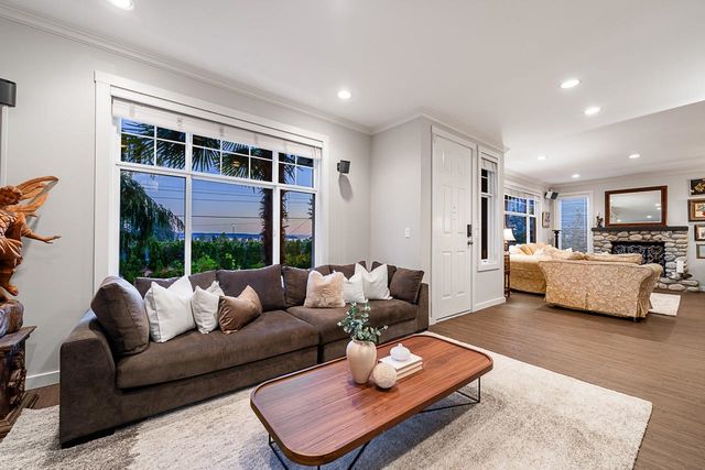 1075-esplanade-avenue-park-royal-west-vancouver-11 at 1075 Esplanade Avenue, Ambleside, West Vancouver 1075-esplanade-avenue-park-royal-west-vancouver-11 at 1075 Esplanade Avenue, Ambleside, West Vancouver