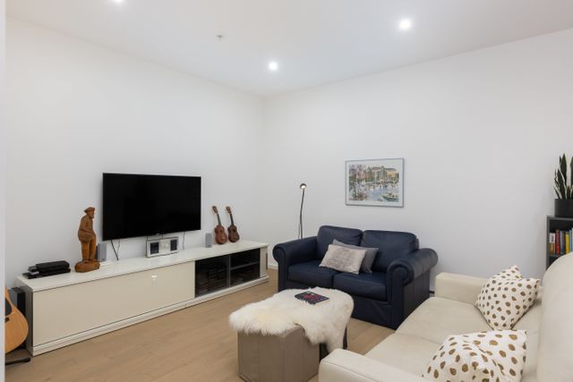 024_119-1720_fairfield_24_of_29_326 at 119 - 1720 Fairfield Road, Victoria