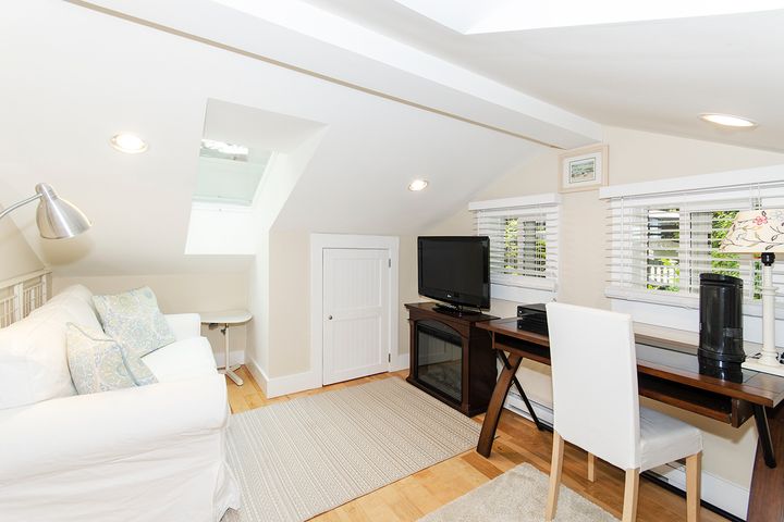 3992 at 6495 Wellington Avenue, Horseshoe Bay WV, West Vancouver