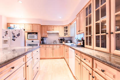 8314-Rainbow-Dr-Whistler-BC-large-011-44-Kitchen-1500x1000-72dpi
