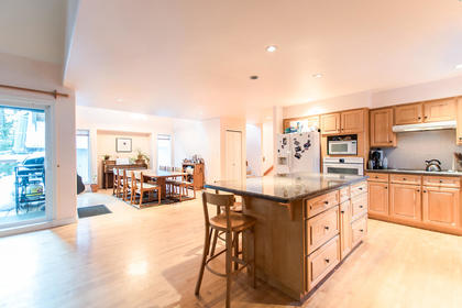 8314-Rainbow-Dr-Whistler-BC-large-012-48-KitchenDining-Room-1500x1000-72dpi