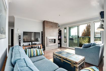 223-mountain-highway-lynnmour-north-vancouver-03