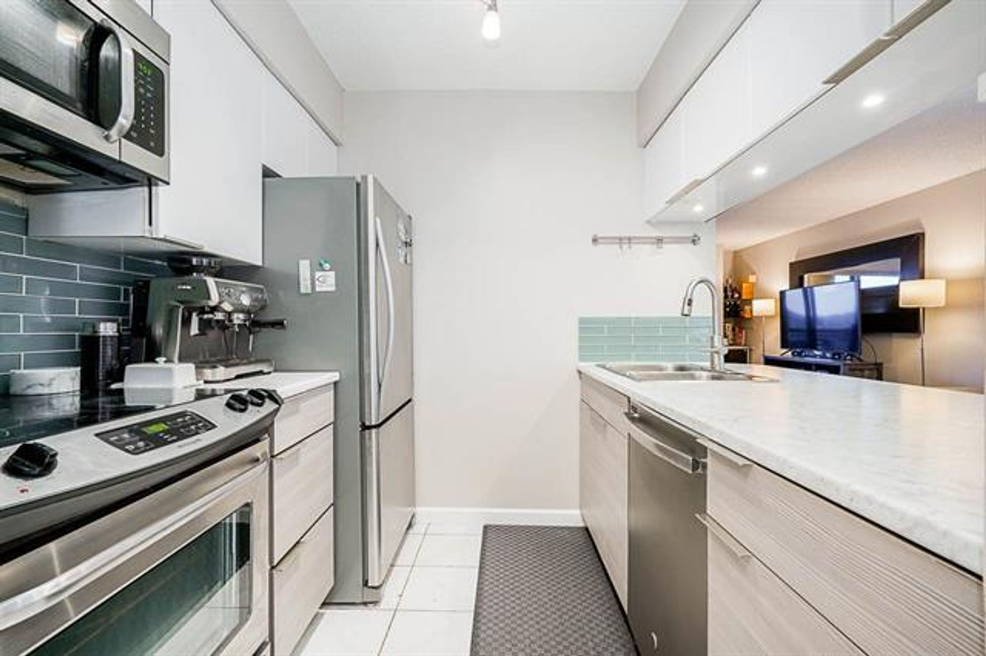 262561258 at 206 - 4941 Lougheed Highway, Brentwood Park, Burnaby North