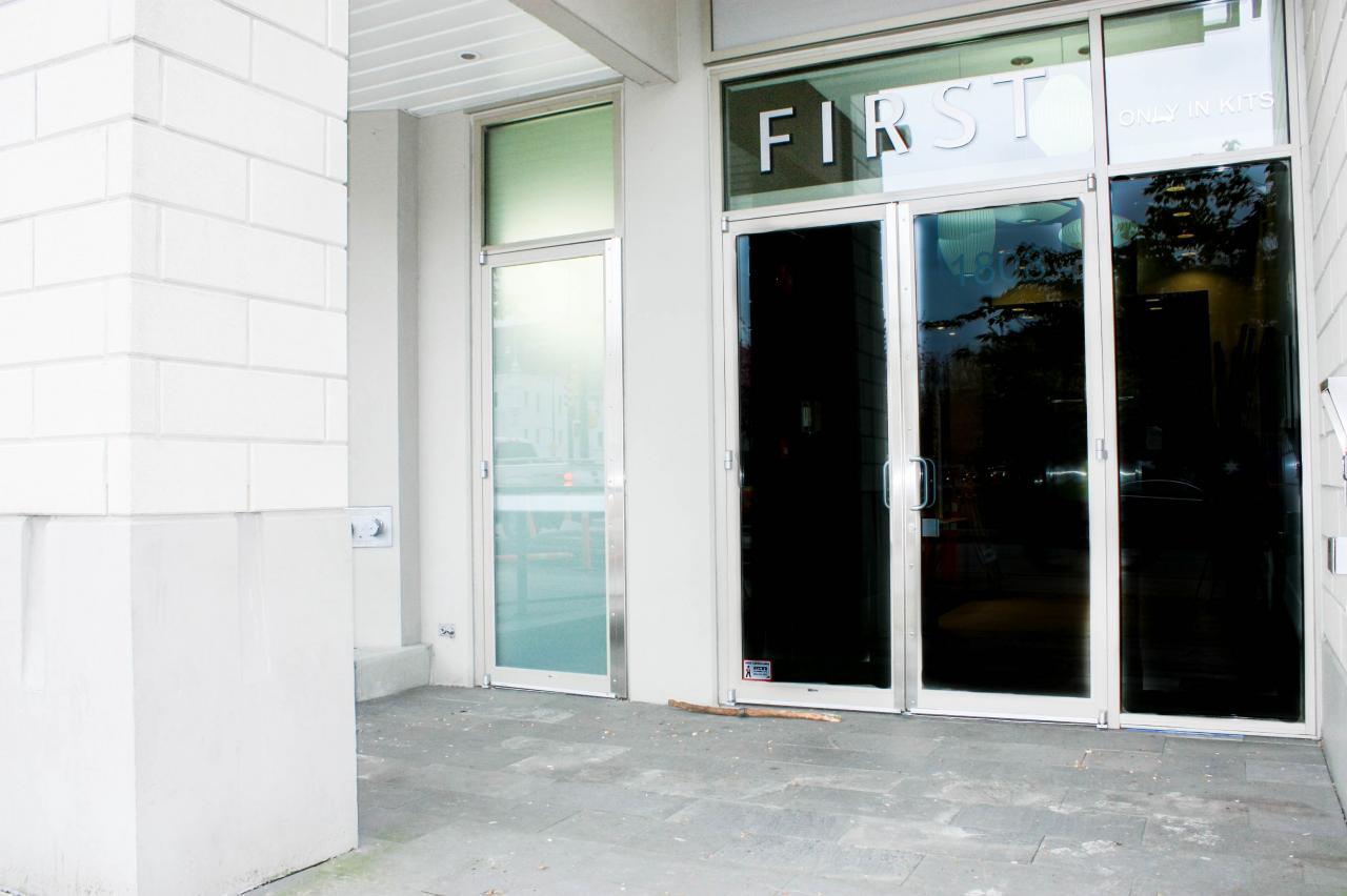 Entrance to Building of 401 - 1808 W  Avenue, Kitsilano, Vancouver West