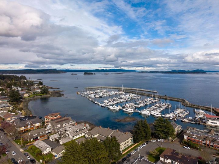 9861-third-sidney-north-east-sidney-03 at 406 - 9861 Third Street, Sidney North-East, Sidney