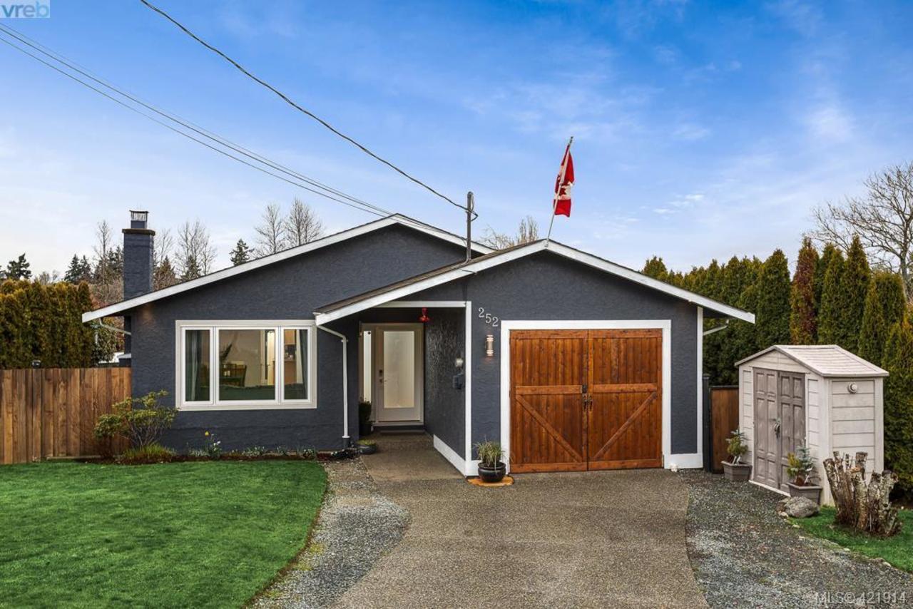 252 Ardenlea Place, View Royal by Julia Abraham Real Estate 252 Ardenlea Place, View Royal