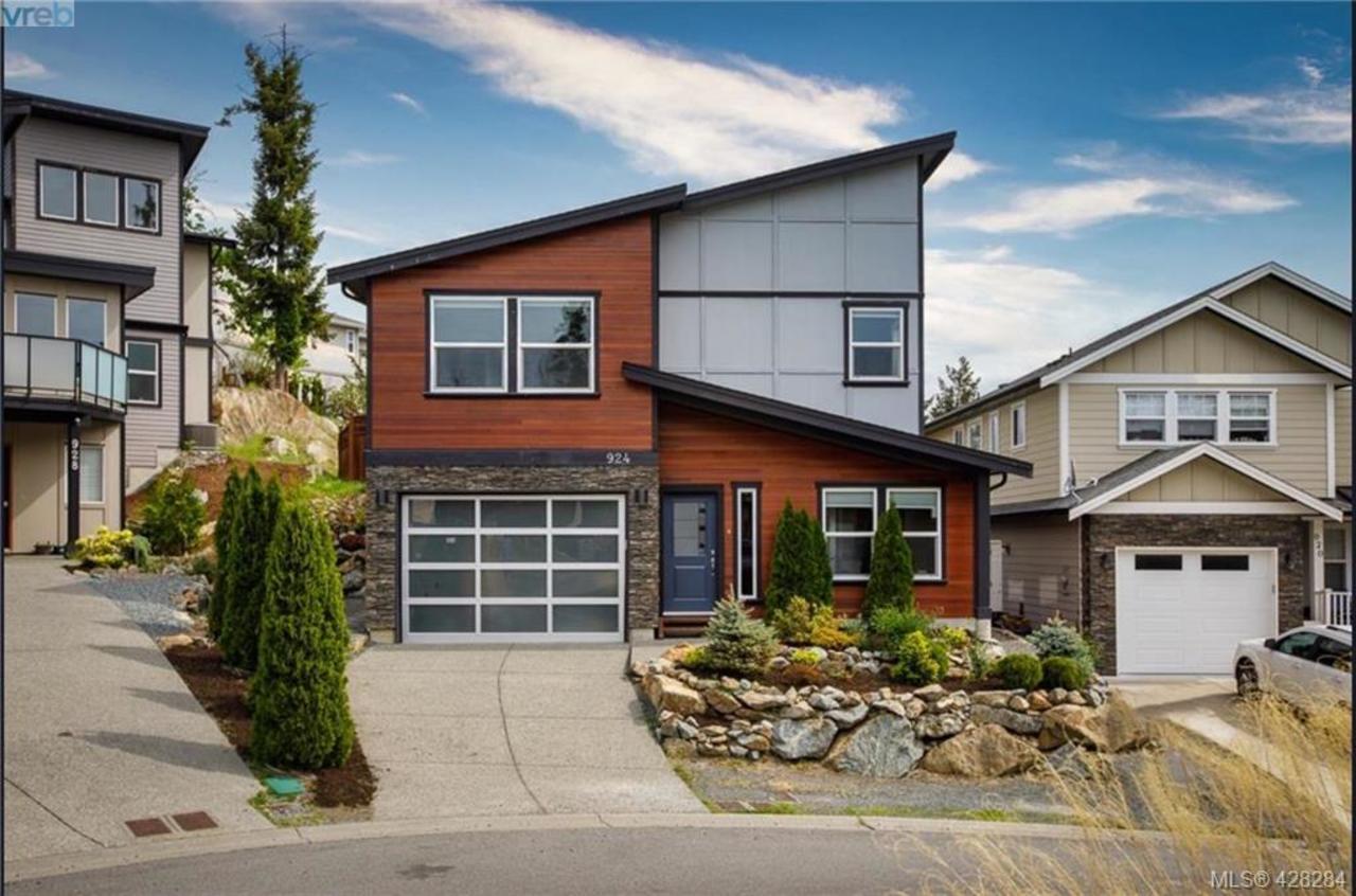 924 Aqua Court, Florence Lake, Langford by Julia Abraham Real Estate 924 Aqua Court, Florence Lake, Langford