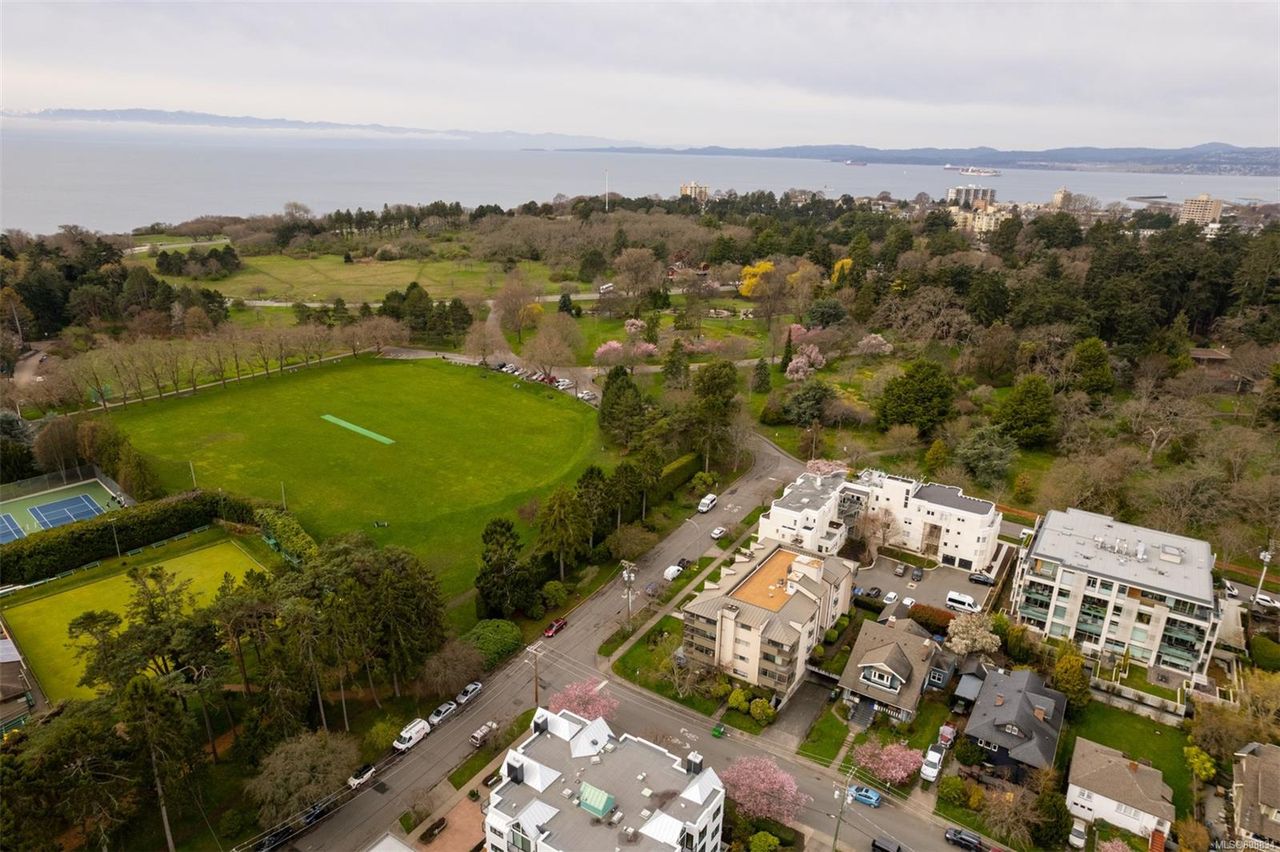 403 - 920 Park Boulevard, Fairfield West, Victoria by Julia Abraham Real Estate 403 - 920 Park Boulevard, Fairfield West, Victoria