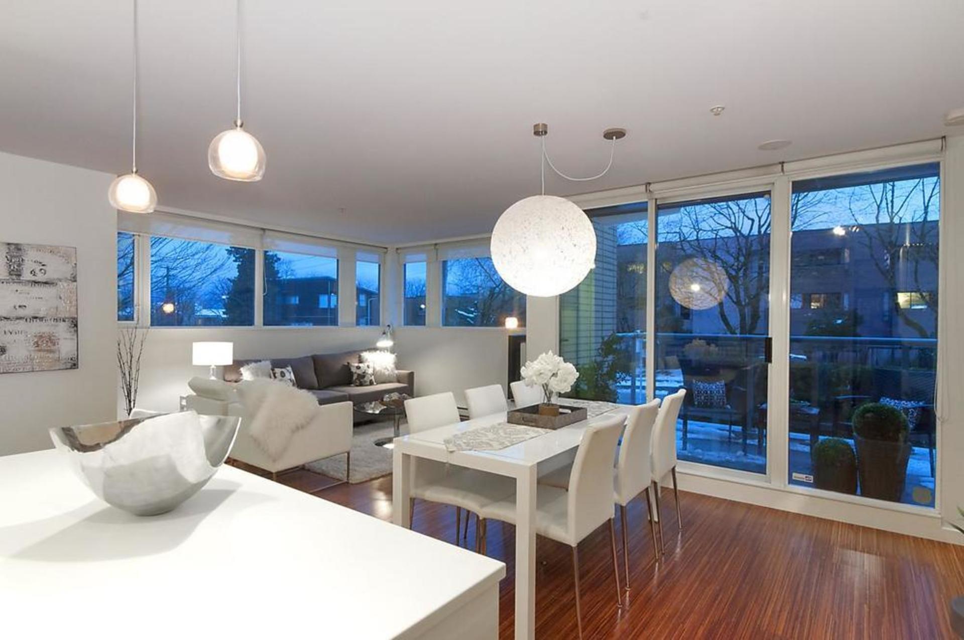 47857 at 390 11th Ave Uno, Vancouver East
