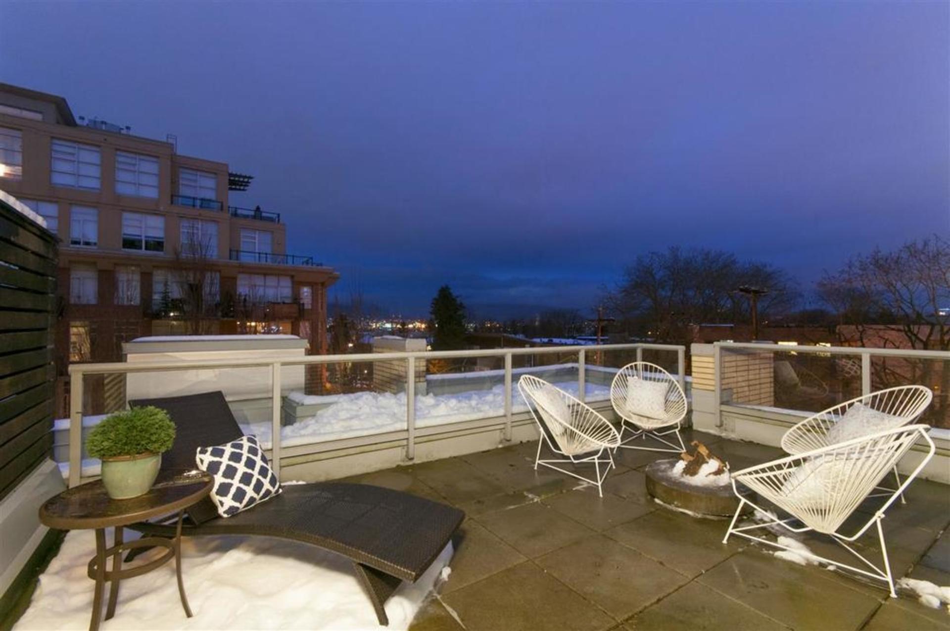 47887 at 390 11th Ave Uno, Vancouver East