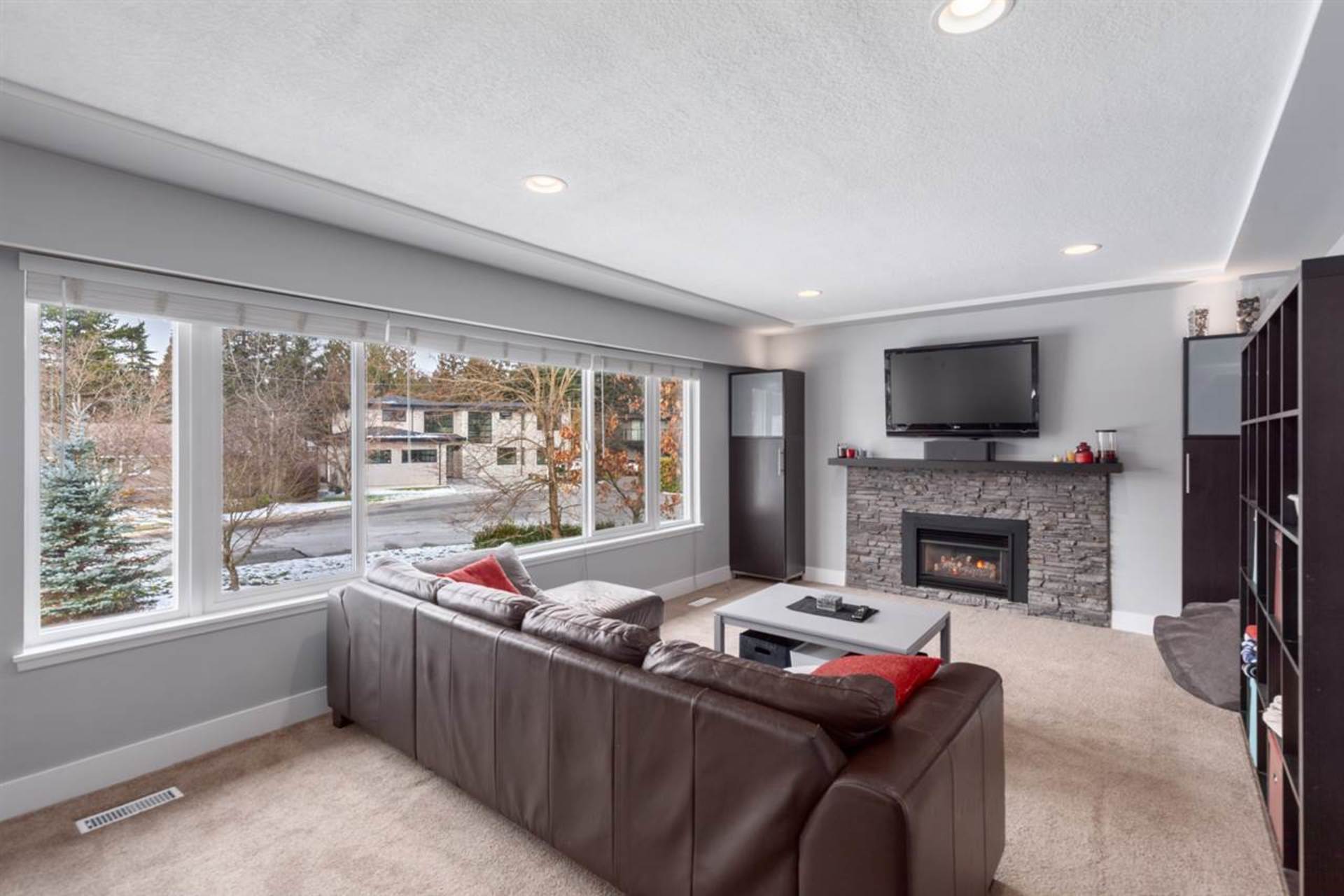living-room at 2122 Floralynn Crescent, Westlynn, North Vancouver