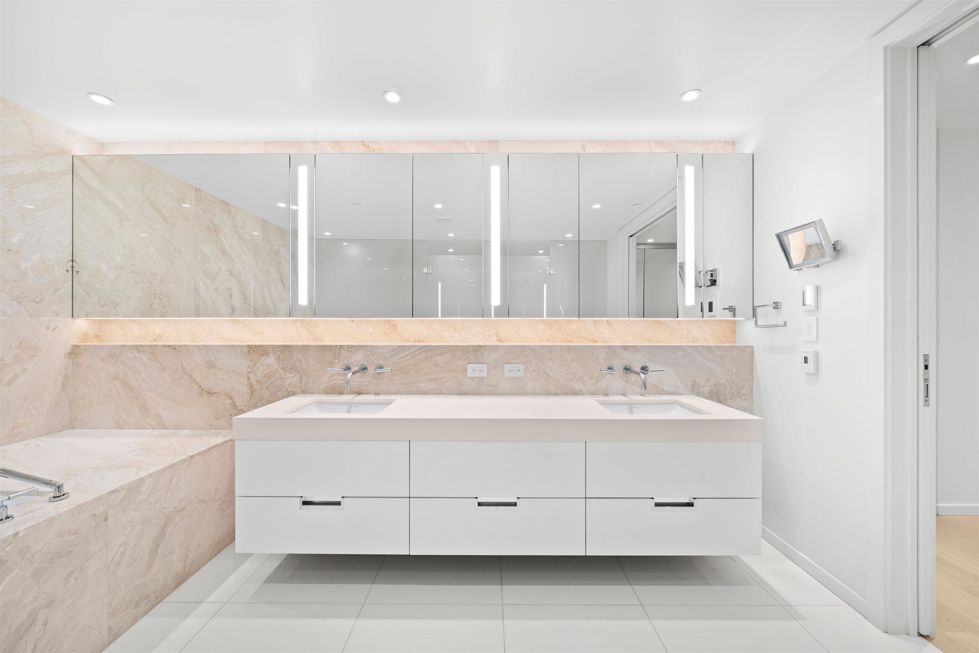 1355-017 at 405 - 1355 Bellevue Avenue, Ambleside, West Vancouver