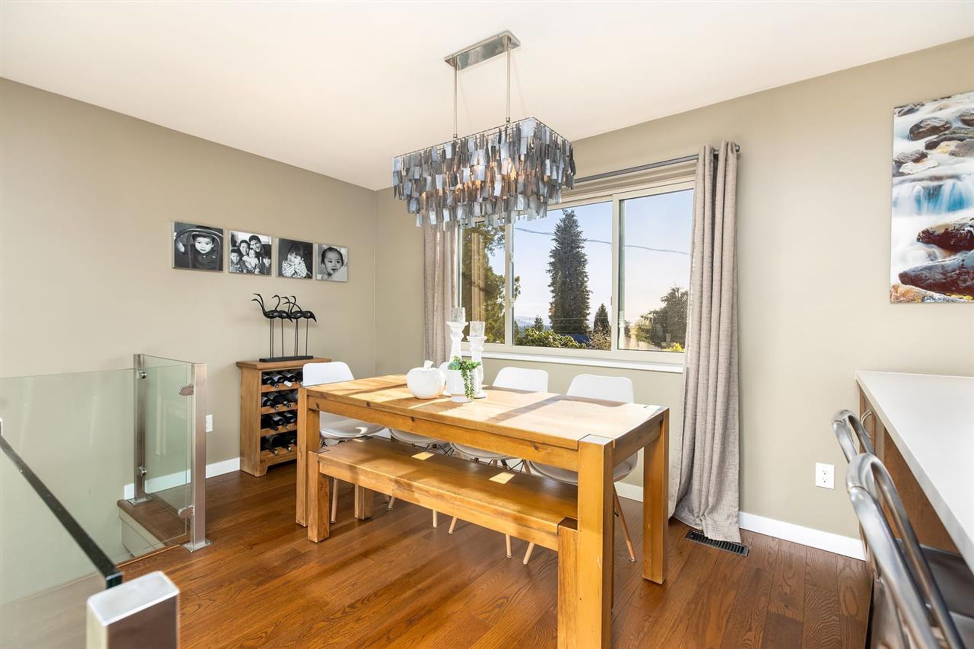 dining at 3350 Calder Avenue, Upper Lonsdale, North Vancouver