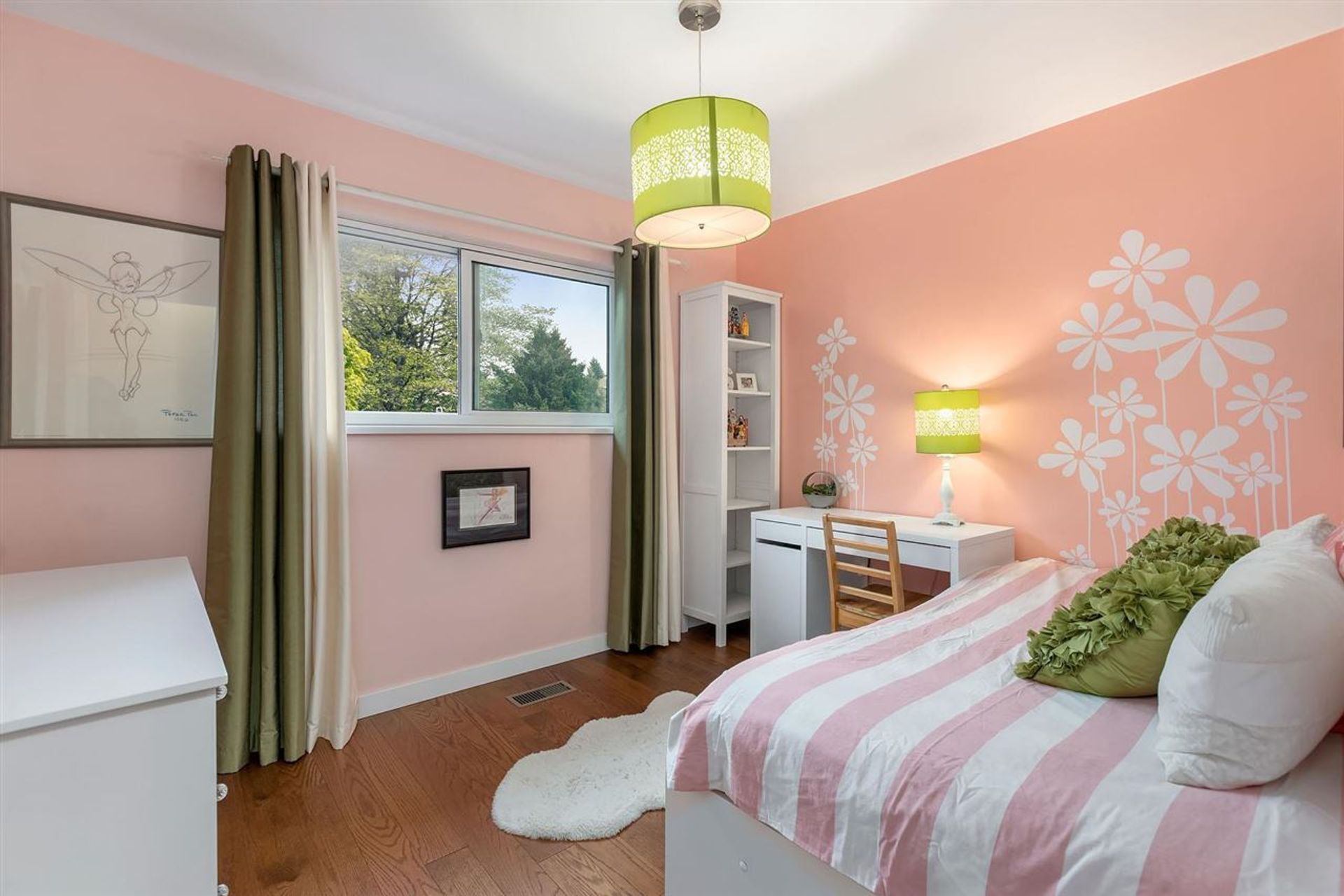 girlie-bed at 3350 Calder Avenue, Upper Lonsdale, North Vancouver
