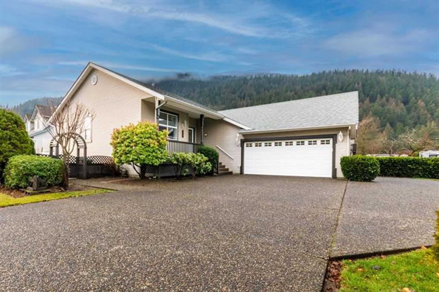 walnut at 354 -  WALNUT A Harrison Lake, Harrison Hot Springs